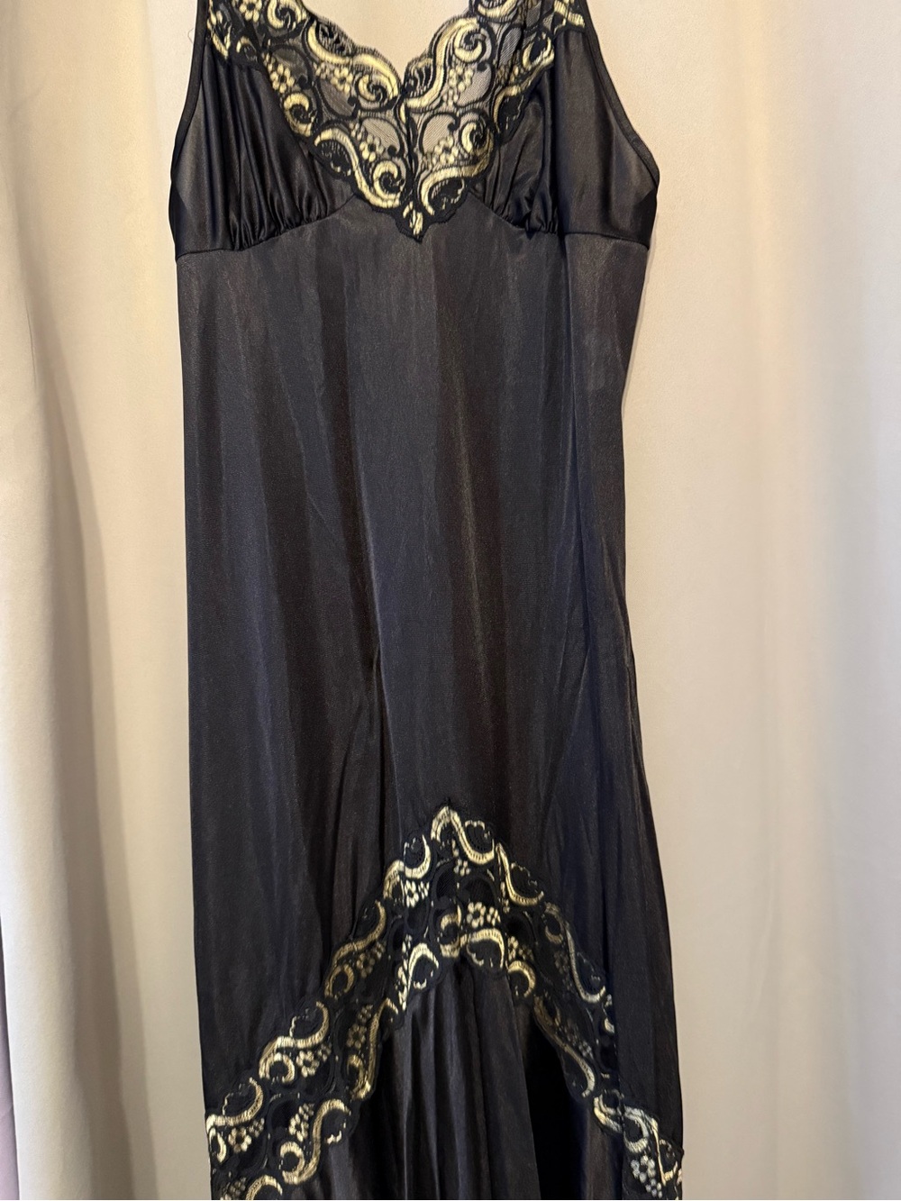 Vintage Lady Cameo Dallas Black Slip with Gold Accents Size Medium - Picture 2 of 13
